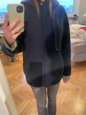 COS jacka - Säljer dne väldigt populära COS jackan som är i väldigt bra skick. Köptes förra hösten.
