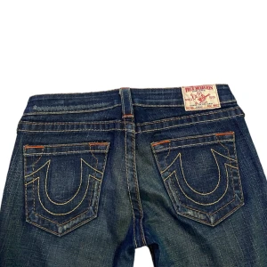 True Religion Jeans  - Trueys i modellen ”JOHNNY”. Midjemått rakt över: 37,5cm. Ytterbenet: 99cm. Innerbenet: 79cm. Kontakta vid intresse!