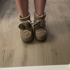 Inuikii skor - Bollarna på skosnöret kan tas bort. Använt skick.