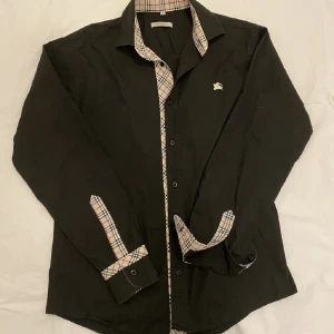 Burberry skjorta  - Hej! Säljer nu denna super exklusiva burberry skjorta. Skjortan är i superfint skick. Inga defekter. Skjortan är knappt använd. 