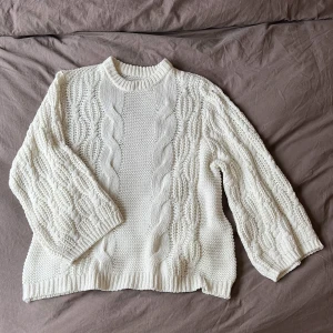 STICKAD - Superfin och så mjuk (!!) oversized stickad tröja från Nelly i storlek M, köpt för 599 kr. Endast använd en gång så den är som ny! 🤍 Köparen står för frakt 🤍