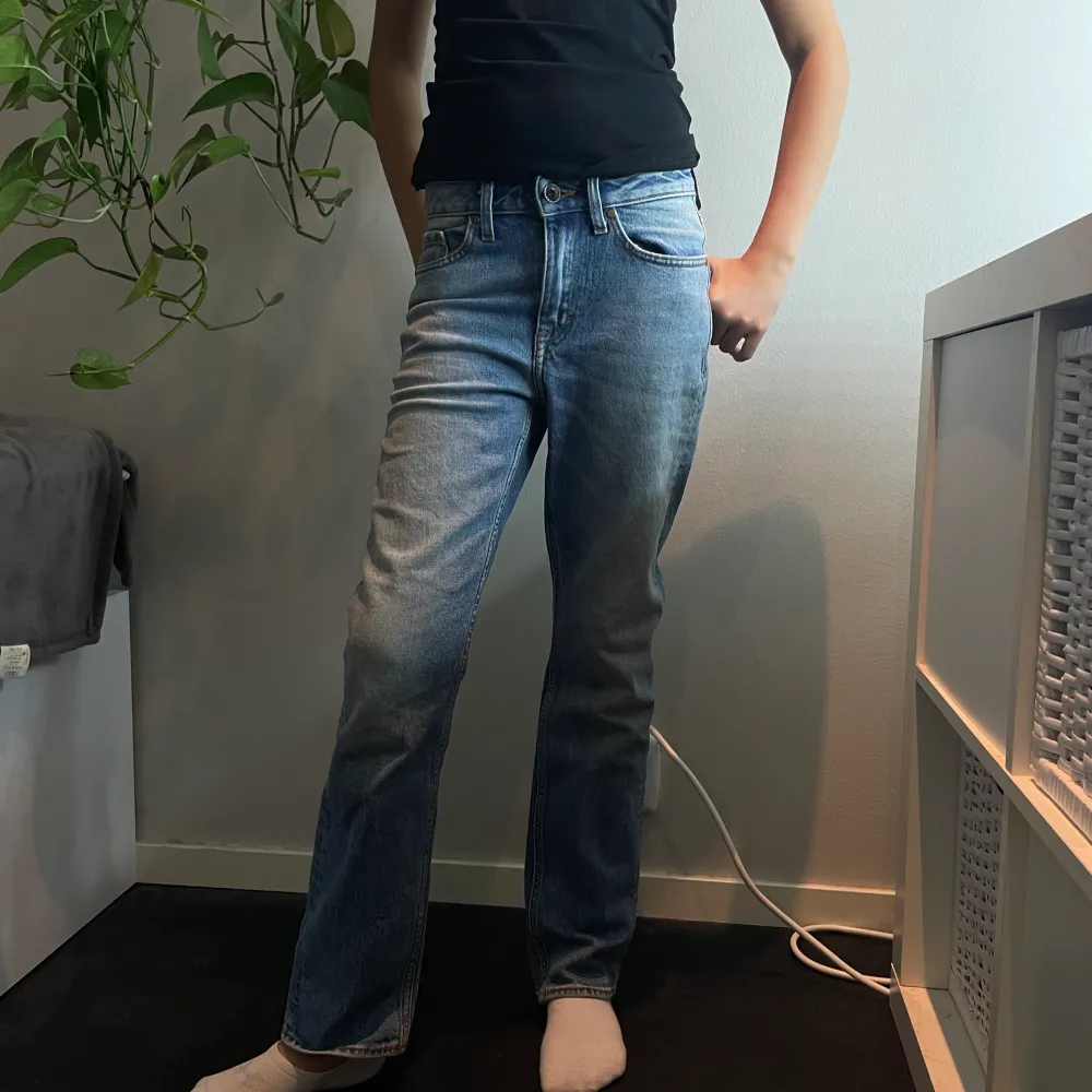 Superfina jeans från Tiger of sweden! Mid waist, straight leg. Passar perfekt på 158 💓💓 nypris 1400 kr💓. Jeans & Byxor.