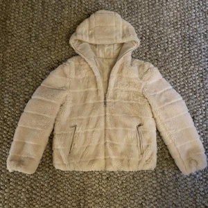 Fluffig jacka - En fluffig beige jacka, säljer för att jag har en annan beige jacka som jag använder mer. Jättegosig och varm🥰❤️