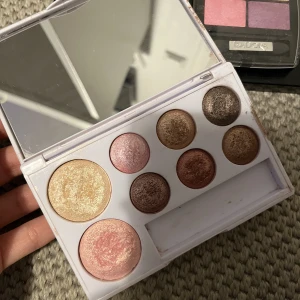 highlighter  - oklart vart den är ifrån men är använd på några, pigmenterad och ser bra ut på ansiktet/ögonen
