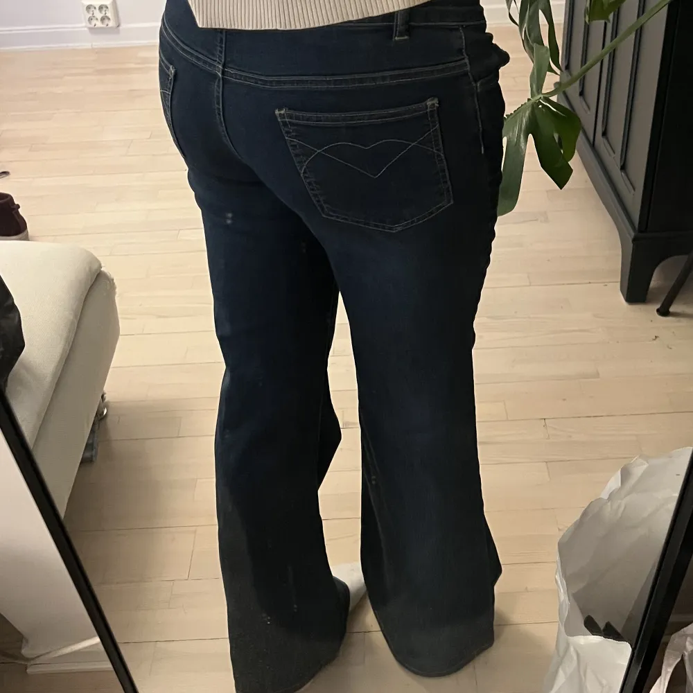 Mörkblå bootcutjeans. Från märket Shout. Säljer för att jag inte får så mycket användning av dem, så jag har liknande. Står storlek 40 men passar mig som brukar ha 36/38 i byxor💕. Jeans & Byxor.