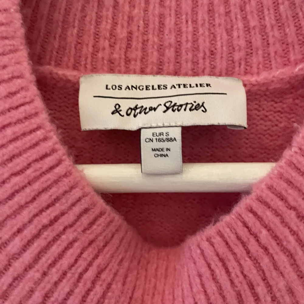 Rosa stickad tröja från & Other stories. Använd fåtal gånger, bra skick. Säljer då den inte kommer till användning. Köparen står för frakten ❤️. Stickat.