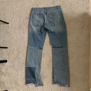 Jeans - Skitcoola midwaist jeans från zara med cola slits o lappdetaljer, köpta i Spanien i våras🤍använda två gånger typ då de tyvärr är för långa för mig❤️