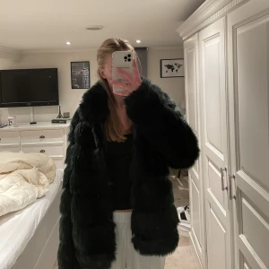 Intressekoll fuskpäls jacka - Funderar på att sälja min mörk gröna fuskpäls jacka från Nelly. Jackan är några år gammal men har inga defekter & är i bra kvalitet. Skriv till mig om du är intresserad. Jag är 172cm. Skriv gärna till mig först innan du trycker ”köp nu”💓