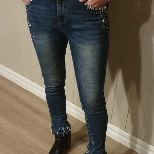 Mörkblå jeans med diamanter. Strl 38. 80 kr - Mörkblå jeans med diamanter. 80 kr.strl38.