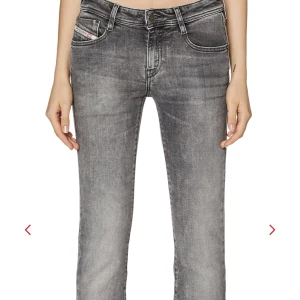 Disel jeans - Säljer dessa fast i svart. Köpte för 1800kr i princip helt nya. W26 L 30 Älskar dessa jeans! Lågmidjade o bootcut, passar mig som är 34 o 36