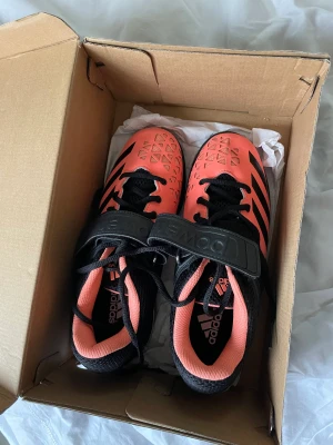 Styrkelyft skor  - Säljer dessa styrkelyft skor ifrån Adidas, endast provade! 