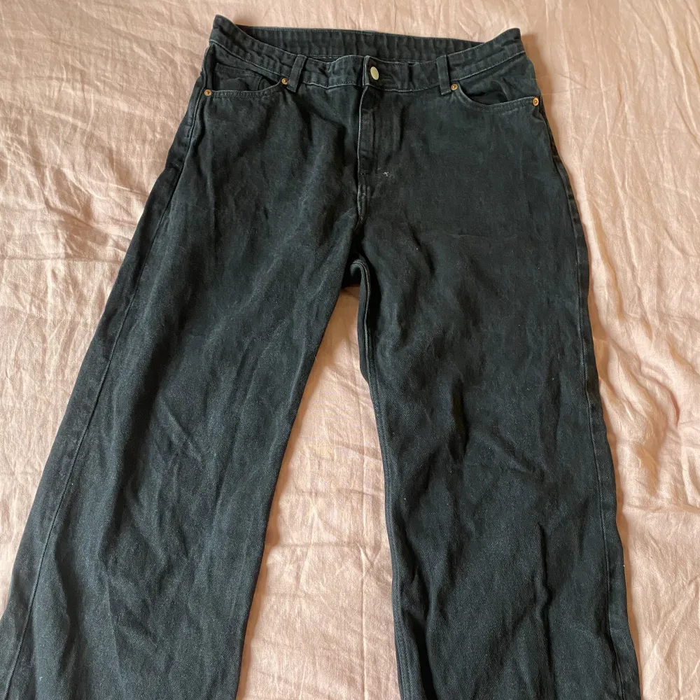 Tre baggy lågmidjade jeans från monki, modellen naoki!!💞300kr styck och de är i storlek 31. Jeans & Byxor.
