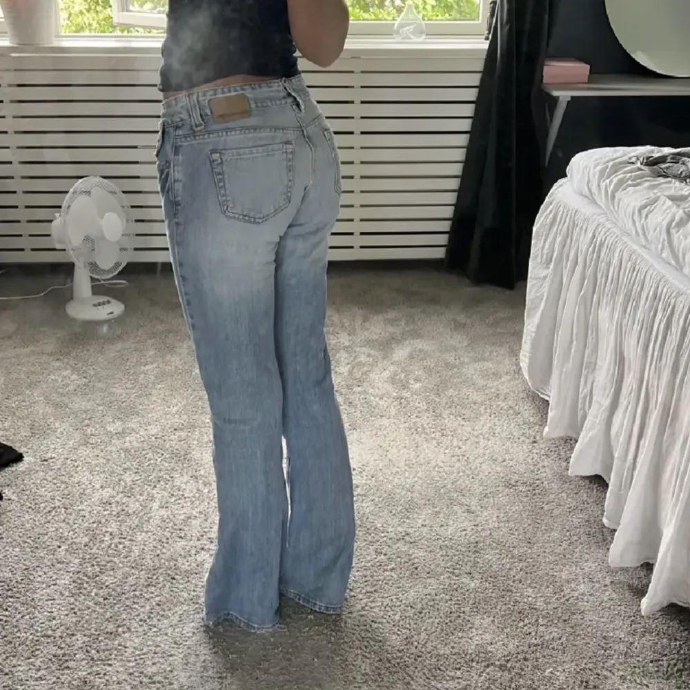 Så fina lågmidjade jeans 37cm midjemått, innerbenslängd 82cm 💓Har två defekter, sista bilden . Jeans & Byxor.