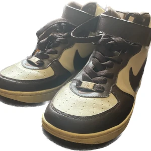 NIKE AIR FORCE 1 HIGH CHOCOLATE - Knappt använda små 42or