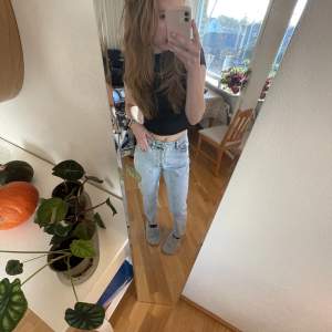 Stentvättade mom  jeans i storlek S/36 (är 168 cm). Regular waist och perfekt nu till senhösten. Säljer de då de inte har använts på länge💕