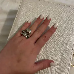 Detta är en väldigt unik ring eftersom att det är min pappas gamla från 90-talet ca. Säljer för att den inte riktigt är min stil. Hör av er vid intresse! Pris kan diskuteras vid snabb affär.