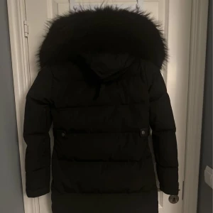 Cedrico Monet jacka  - Använd 1 gång så i väldigt bra skick, äkta päls och den passar både S-M