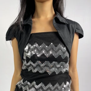 Svart bolero topp - 12. ”Svart bolero topp” Modellen är 172 cm lång och brukar bära storlek 34/36