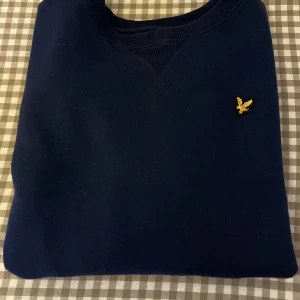 Lyle & Scott  - Nyskick, knappt använd. Som ny. 