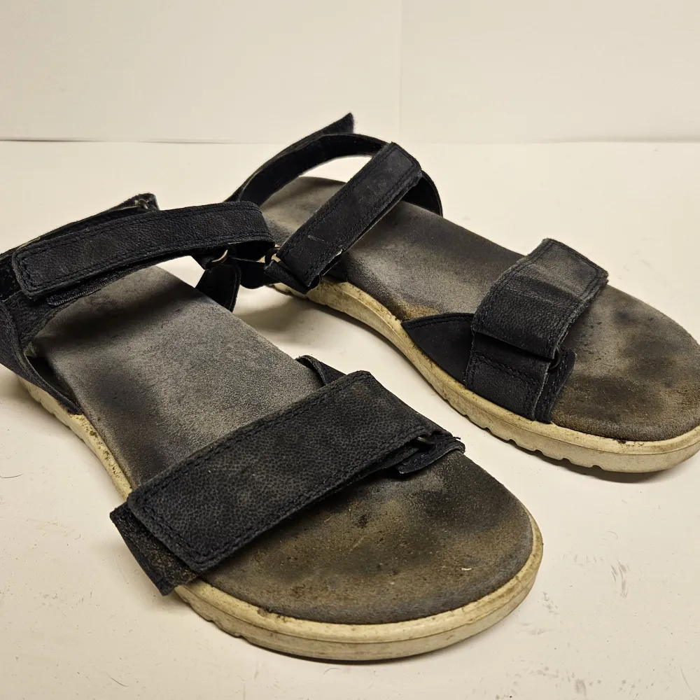 Mörkblå Ecco sandaler.  Välanvända men hela och funktionella. Ser värre ut på bilden än i verkligheten. Har inte försökt tvätta dem utan de säljs i befintligt skick och går säkert att piffa till mer. Vill ge dom till någon som är i behov.  Nypris 900 kr.. Skor.