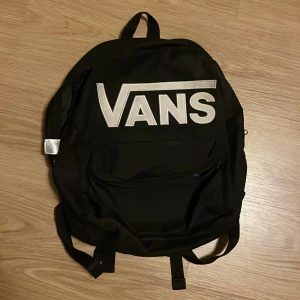 Vans ryggsäck - Svart ryggsäck från vans, ett innerfack och ett mindre fack på utsidan, fint skick🫶