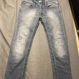 Ett par Replay jeans i utmärkt skick. Det enda dåliga är att dom är igen sydda på ena knät och därav priset. Byxorna är i storlek W34 L32 och är i straight fit. Hör av dig för fler bilder eller frågor. Mvh Scandinav garderoben. Gratis frakt!