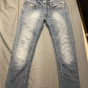 Replay jeans  - Ett par Replay jeans i utmärkt skick. Det enda dåliga är att dom är igen sydda på ena knät och därav priset. Byxorna är i storlek W34 L32 och är i straight fit. Hör av dig för fler bilder eller frågor. Mvh Scandinav garderoben. Gratis frakt!
