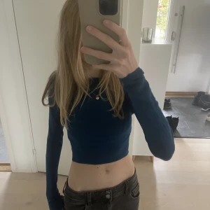 Stickad tröja - Croppad jättefin stickad tröja från pull&bear. Bra skick då den endast är använd ett fåtal gånger!!