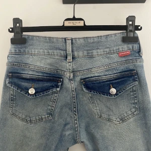 Lågmidjade jeans, med fickor - fina lågmidjade jeans, med fickor därbak. endast använda 3 gånger!! slutsålda på hms hemsida💕💕kan gå ner i pris vid snabb affär!! fri frakt