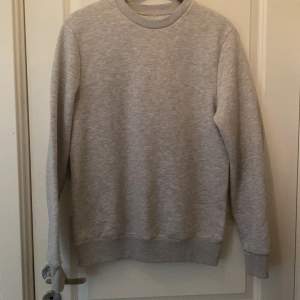 säljer denna gråa as snygga sweatshirten ifrån river island❤️ använd gärna köp nj