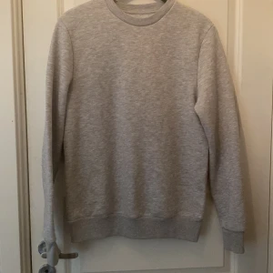 oversized sweatshirt - säljer denna gråa as snygga sweatshirten ifrån river island❤️ använd gärna köp nj