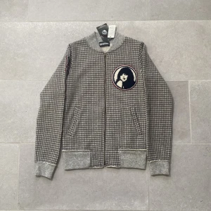 Hysteric Glamour Bomber Sweatshirt - Mer info på vår hemsida!
