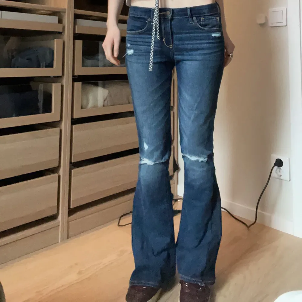 Så snygga lågmidjade jeans som jag har sytt på sidorna för att dem ska vara bootcut💞. Jeans & Byxor.
