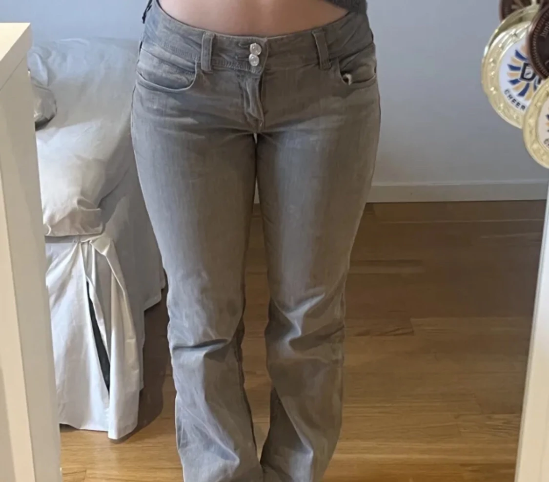 Gråa jeans 