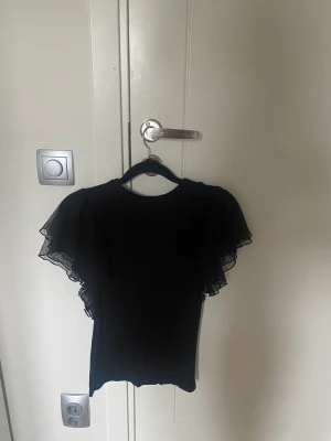 Holly White tröja - en tröja från holly white lindex med spets aldrig använd 