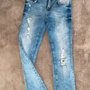 Jeans med dragkedja baksida ben