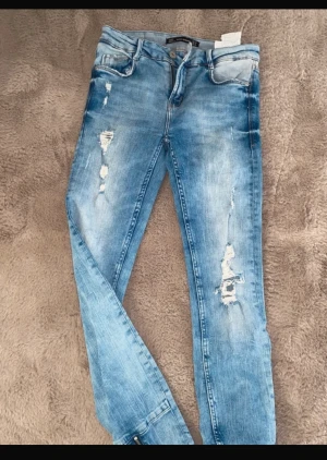 Jeans - Jeans med dragkedja baksida ben