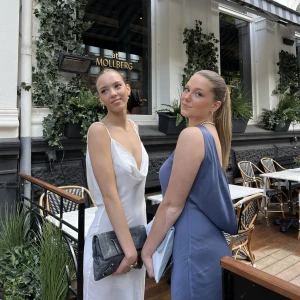 Balklänning  - Tänkte sälja min balklänning från Mango i storlek L. Använd en gång. Köparen står för frakten. 