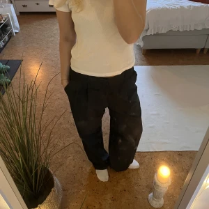 Svarta kostymbyxor!  - Jättesnygga vintage kostymbyxor, bra skick förutom att en av knapparna lossnat på en av fickorna bak. Jag är 170 och en M/38 i byxor och dessa sitter ganska mycket oversized på mig💗💗💗