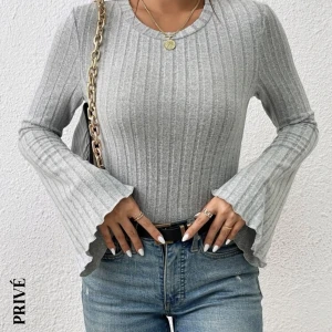 Tröja - Tröja från Shein. Köpt för 79 kr😊  Tröjan är för kort enligt mig och skulle passa bättre på någon annan💓 Köparen betalar frakt💞