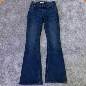 Low waisted byxor  - Säljer mina byxor från Lindex i storlek 152, det börjar bli lite för korta och jag vill sälja dom❤️jag tvättar dom självklart innan ❤️