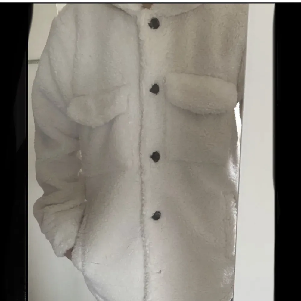 Mysig skjortjacka från Lindex, storlek S men skulle säga att den passar M. Köpt förra året men har inte använts, 4 fickor🤍 Betalar inte frakt. Jackor.