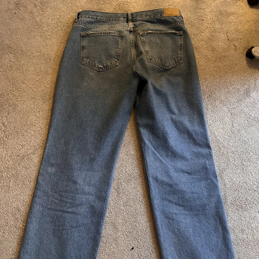 Mellan blå snygga jeans i modellen low straight jeans! Inte mycket tecken på användning. Jag är 170 och dem är perfekt längd på mig skulle jag säga💕💗💓. Jeans & Byxor.