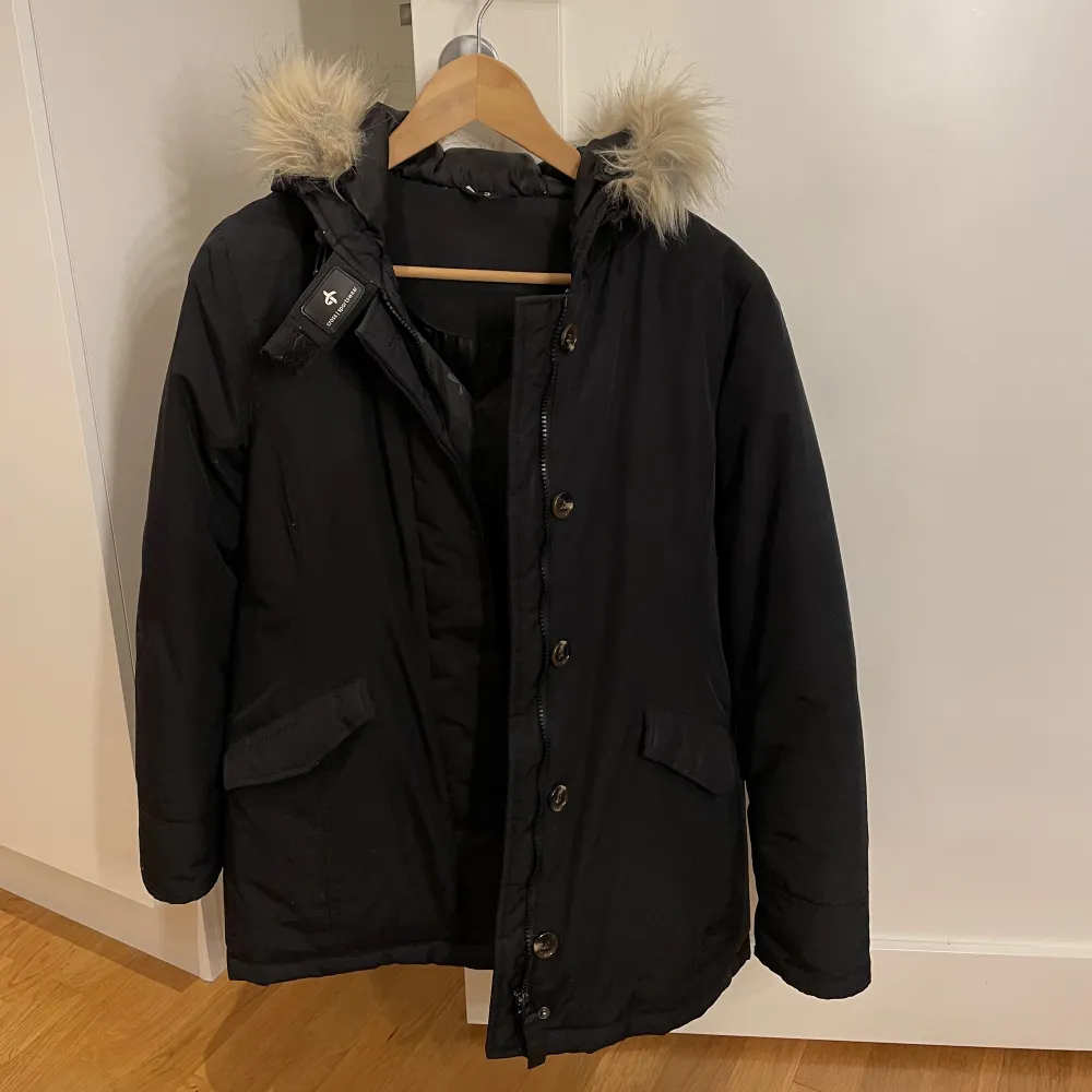 En svart jacka från stadium i storlek s, jackan köptes för 1500 kronor men säljer den då den inte kommer till användning💗. Jackor.