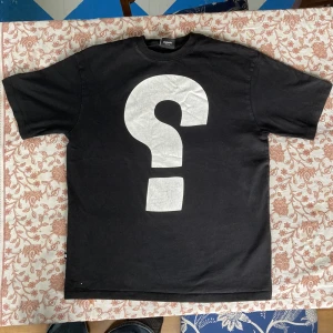 Sweet Sktbs Svart T-Shirt - Najs Sweet Sktbs tröja i bra skick, frågetecknet är bak o fram i verkligheten✅✅