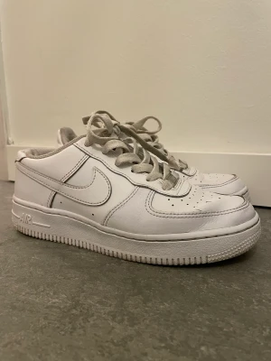 Nike airforce 1 - Välanvända nike airforces som har defekter som man kan se på bilderna. Storlek 37,5.  Skriv för fler bilder
