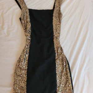 Festklänning  - En så snygg festklänning, använd en gång pga för liten💗perfekt som nyårs eller festklänning. I storlek small. Priset kan diskuteras!💗