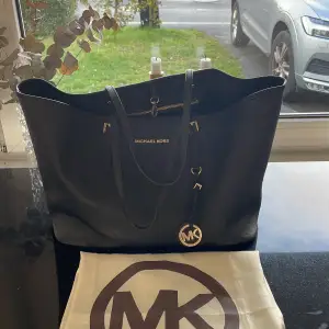 Michael kors voyagere tote bag❤️❤️ Nyskick!