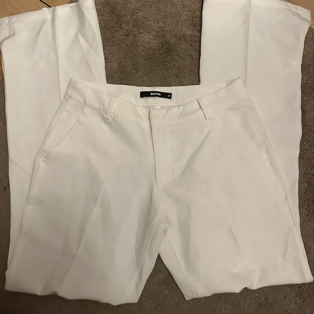Flared bikbok vita kostymbyxor i vera modell. Sjukt snygga men passade tyvärr inte mig :( nyskick då de inte passade och har aldrig används, endast testats :) modellen är lite liten i storlek så passar 36/38. Jeans & Byxor.