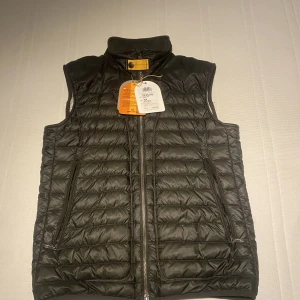 Parajumper väst - Tja Säljer nu min riktigt fina parajumperväst i en snygg mörkgrön färg som nu har blivit för liten. Inga skador och ser ut som ny. Nypris 3000. Skriv om ni har frågor.